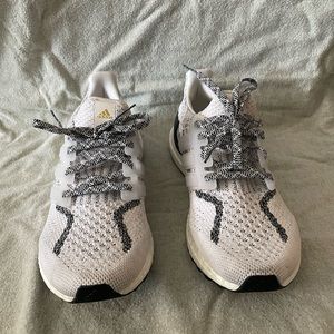 Adidas athletic showed. Great condition.